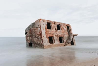 白天海边的褐色混凝土建筑